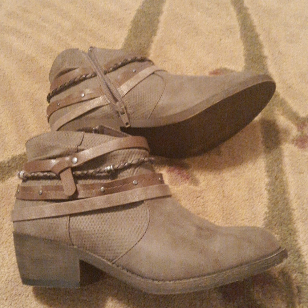 Shoes - Picture 2 of 2